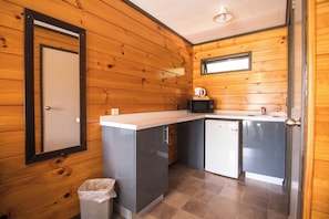 Fridge, coffee/tea maker