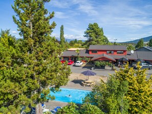 Piscine extérieure, chaises longues