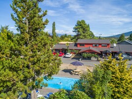 Una piscina al aire libre, tumbonas