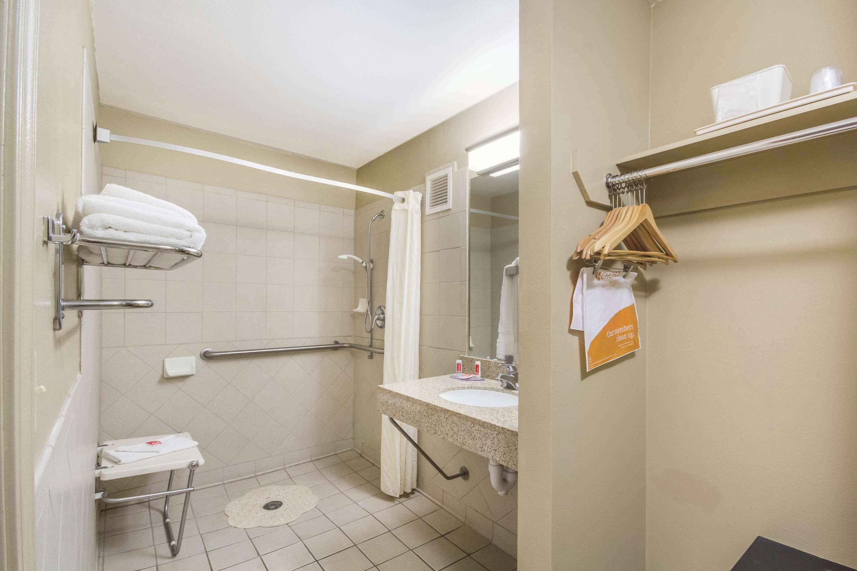 Une salle de bain équipée d’une douche, d’un lavabo, d’un porte-serviettes et d’un miroir.