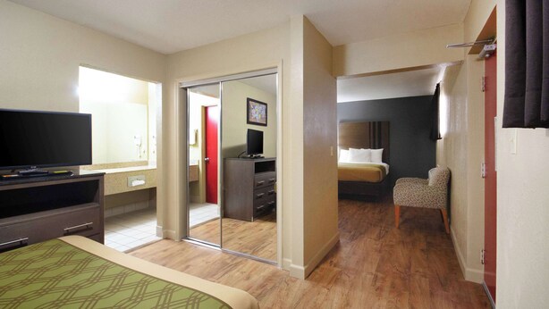 Suite, Berbilang Katil, Non Smoking (3 Double Beds)
