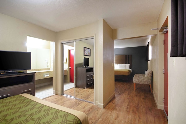 Suite, Multiple Beds, Non Smoking (3 Double Beds) | Desk, iron/ironing board, cribs (free), WiFi (free)