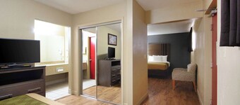 Econolodge Inn & Suites