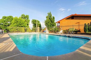 Una piscina al aire libre de temporada
