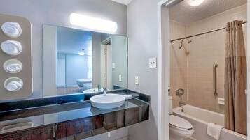 Ensemble douche/baignoire, serviettes fournies, papier toilette
