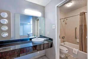 Combined shower/tub, towels, toilet paper