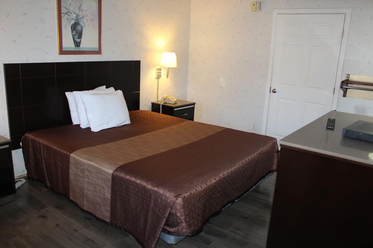 Habitación básica, 1 cama Queen size, con acceso para personas discapacitadas | Escritorio, wifi gratis y ropa de cama