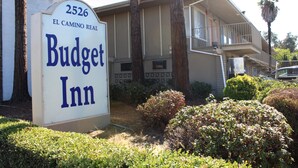 Señal de Budget Inn en el 2526 de El Camino Real.