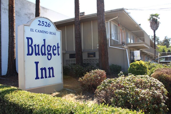 A sign for Budget Inn at 2526 El Camino Real. - Budget Inn Redwood City (Redwood City)
