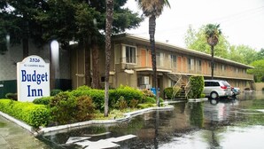Un Budget Inn con un cartel que indica la dirección 2526 El Camino Real.