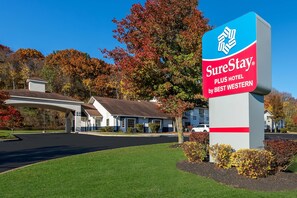 A hotel sign with a blue and red color scheme, indicating it is a SureStay Plus Hotel by Best Western. - SureStay Plus Hotel by Best Western Highland Poughkeepsie (Highland)