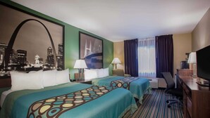 Une chambre d’hôtel avec deux lits, un bureau, une télévision et une vue sur la ville.