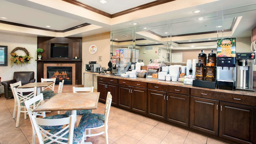 Super 8 by Wyndham Grayville