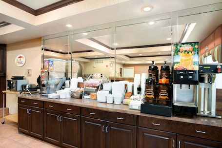 Desayuno continental incluido todos los días . Super 8 by Wyndham Grayville