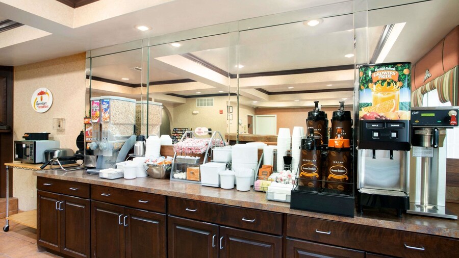 Super 8 by Wyndham Grayville