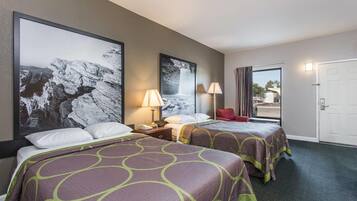 Kamar, 2 Tempat Tidur Double, Bebas Asap Rokok | Meja kerja, setrika/meja setrika, dan tempat tidur bayi gratis