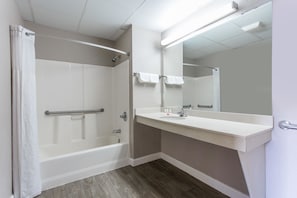 Ilmaiset hygieniatuotteet, hiustenkuivaaja, pyyhkeet
