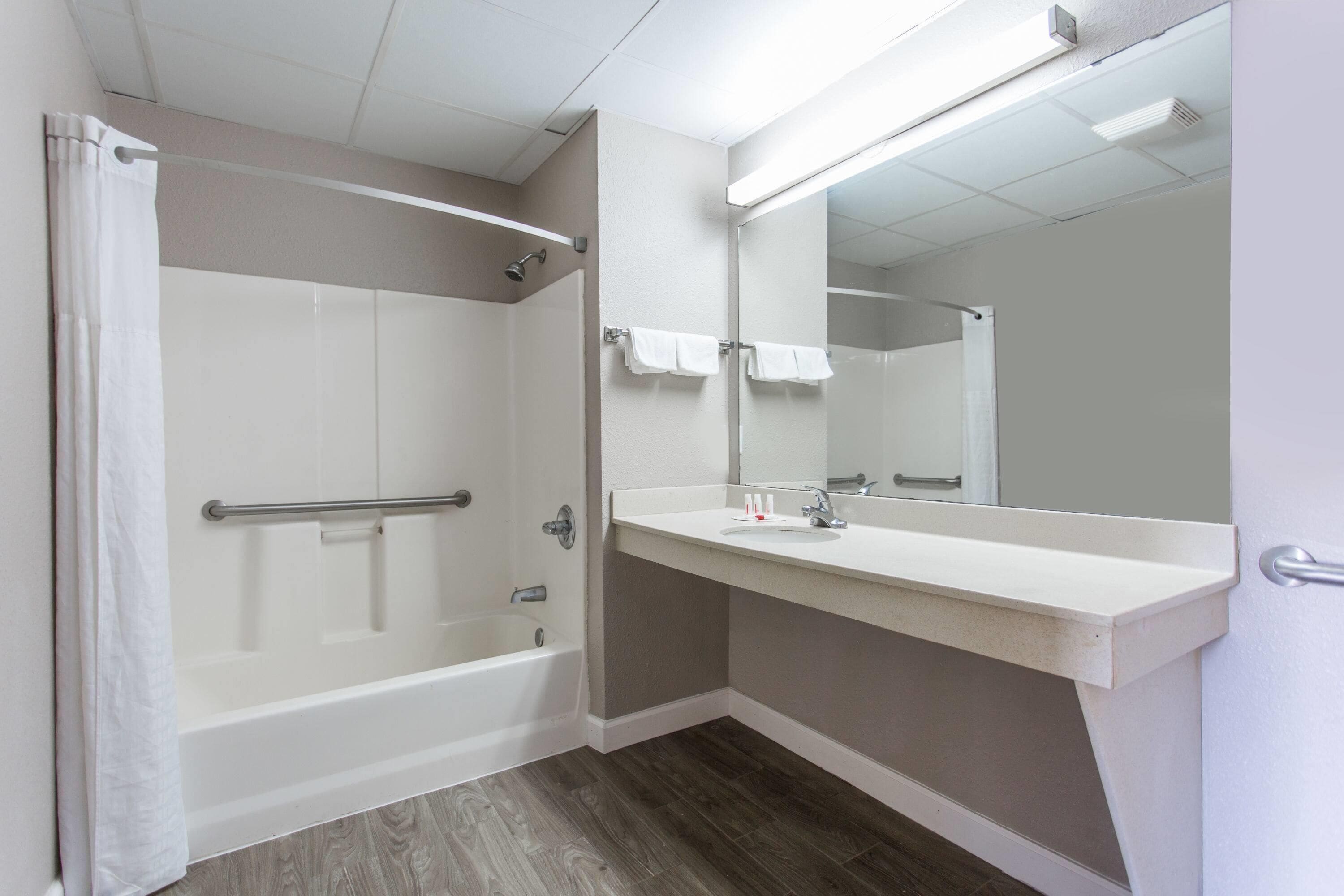 Room, 1 King Bed, Accessible, Non Smoking (Mobility Accessible) | Accessible bathroom