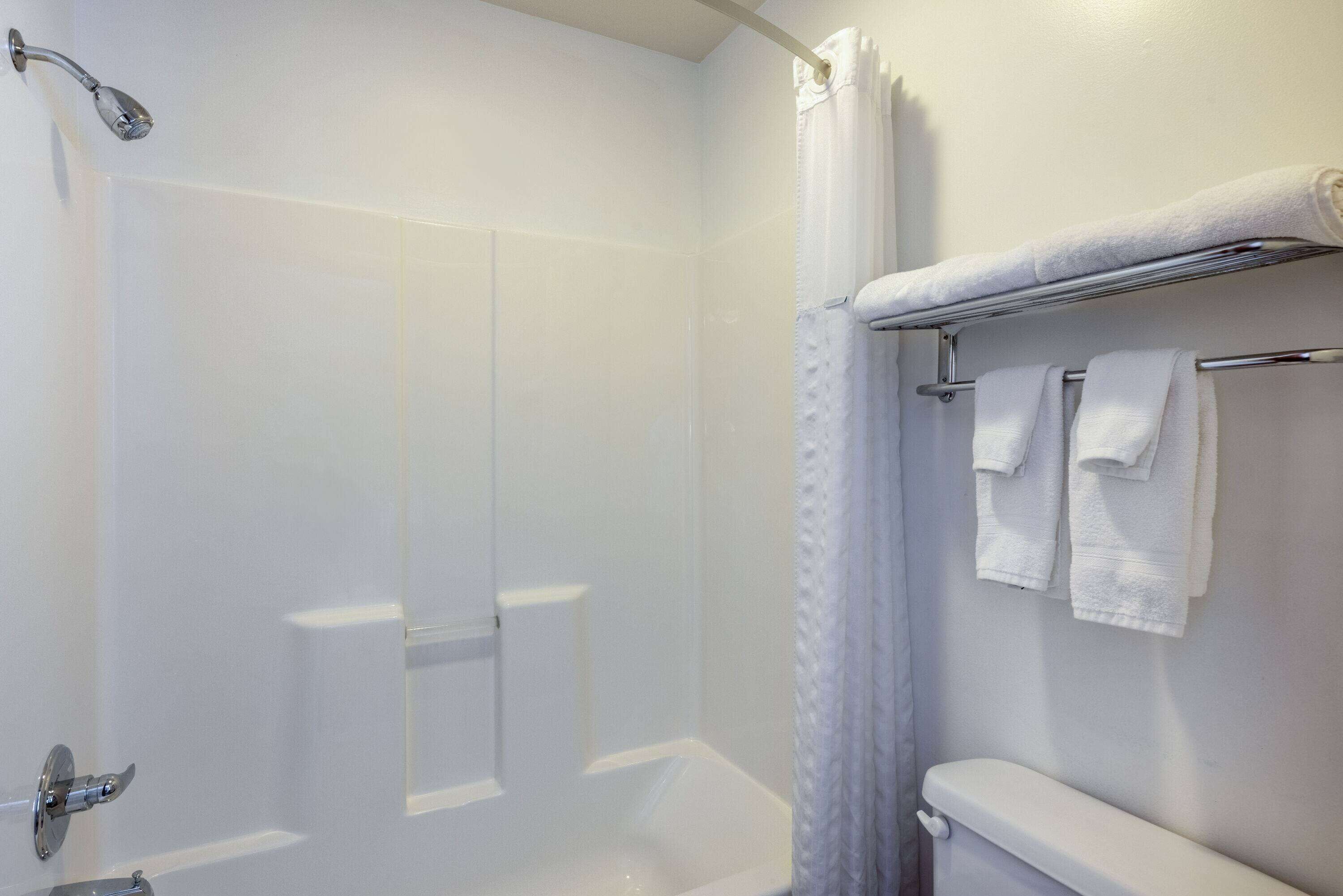 Duschwanne, kostenlose Toilettenartikel, Haartrockner, Handtücher