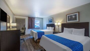 Escritorio, cortinas blackout y tabla de planchar con plancha