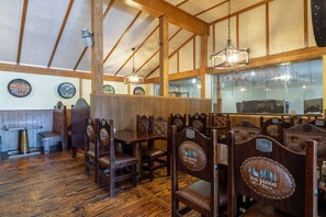 2 restaurantes, se sirve desayuno 