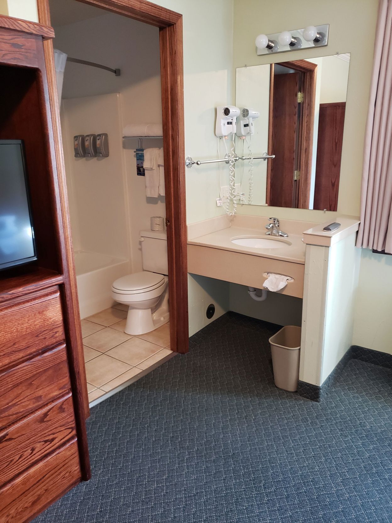 Bathroom | Combined shower/tub, free toiletries, hair dryer, towels