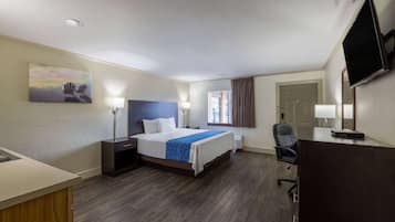 Studio Suite, 1 King Bed, Non Smoking | In-room safe, desk, blackout drapes, iron/ironing board