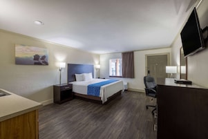 Studio Suite, 1 King Bed, Non Smoking | Desk, blackout drapes, iron/ironing board, rollaway beds