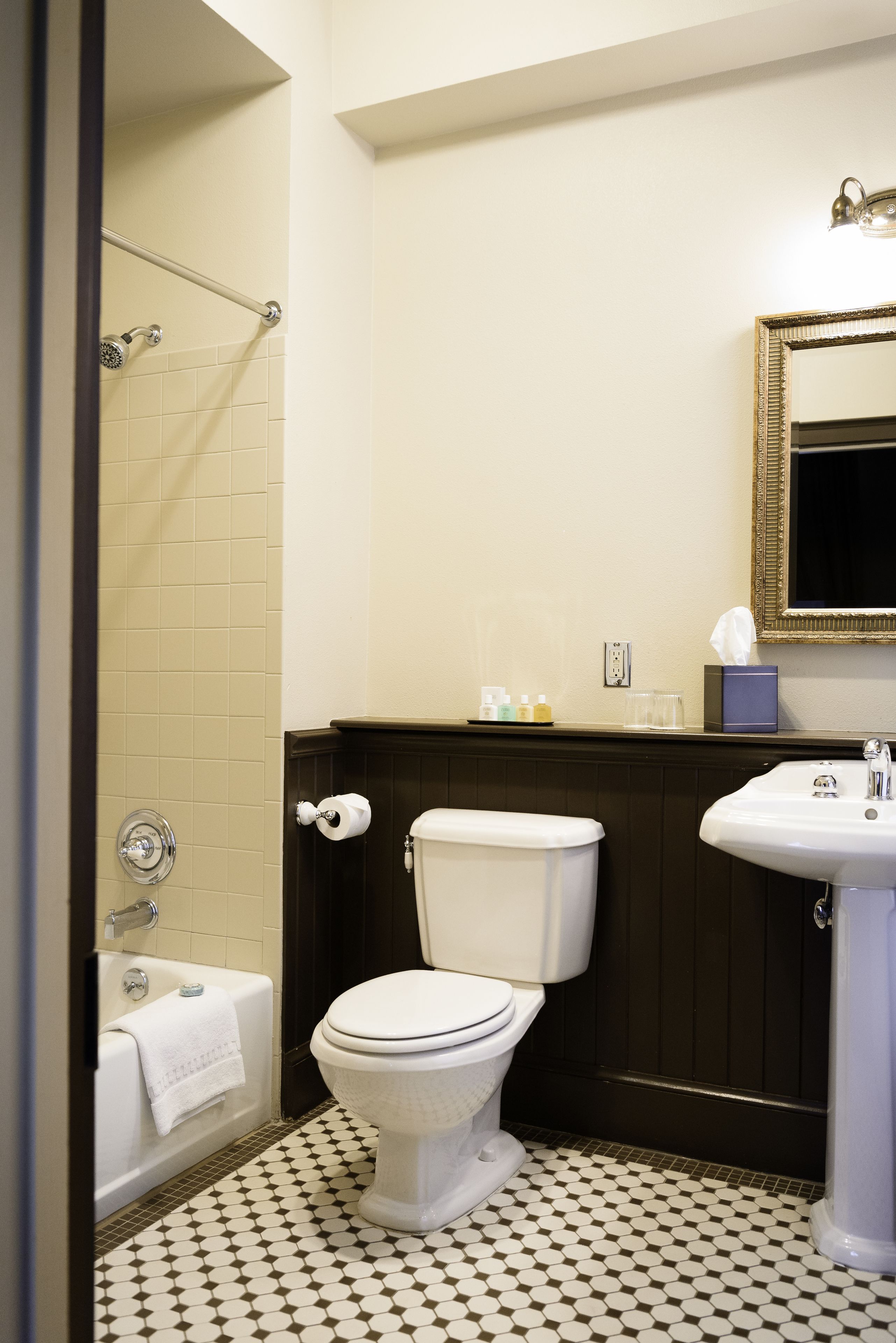 deluxe double room, 1 bedroom | bathroom | combined shower/bathtub, hair dryer, towels