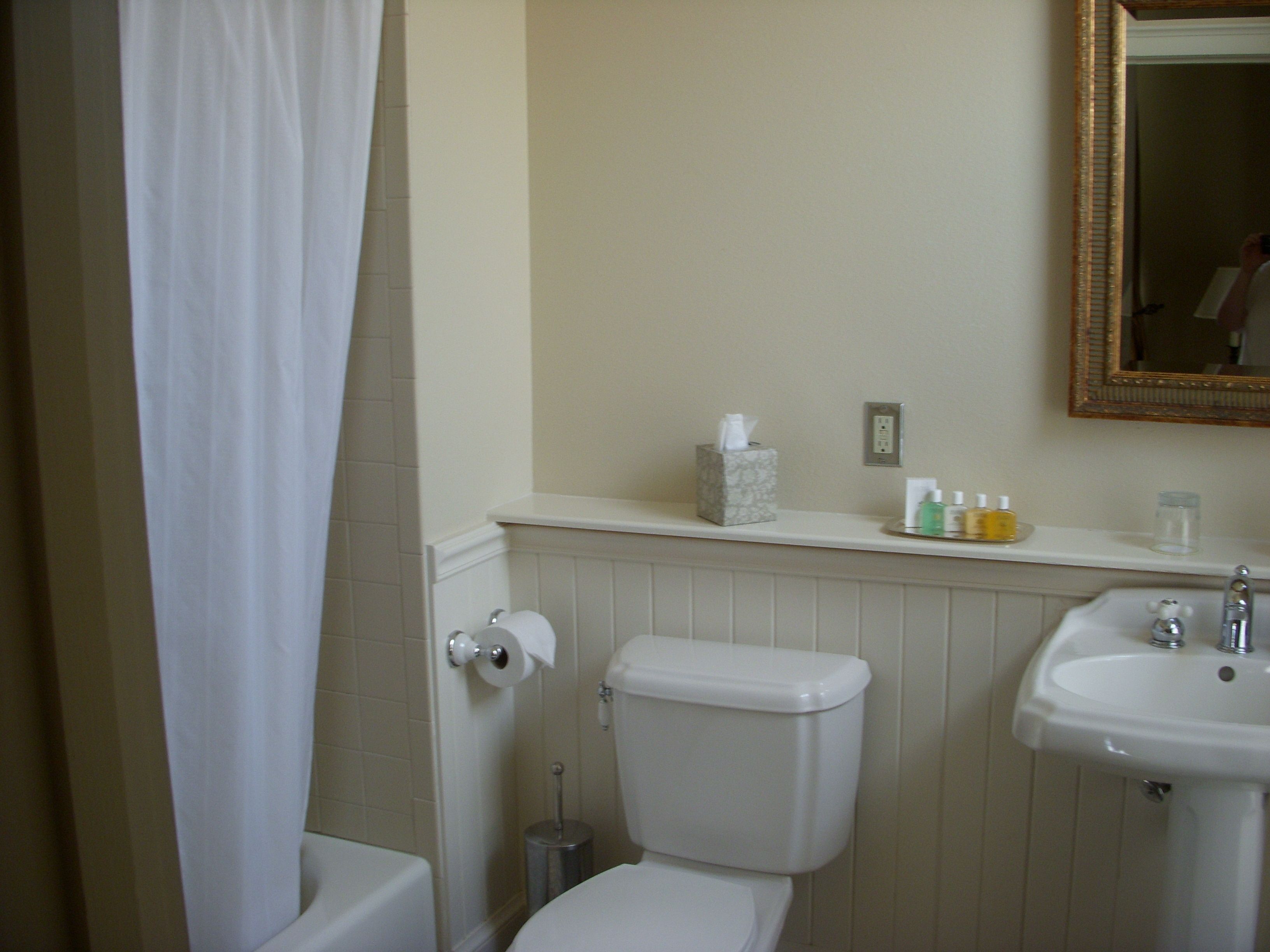 deluxe room, 1 queen bed | bathroom | combined shower/bathtub, hair dryer, towels