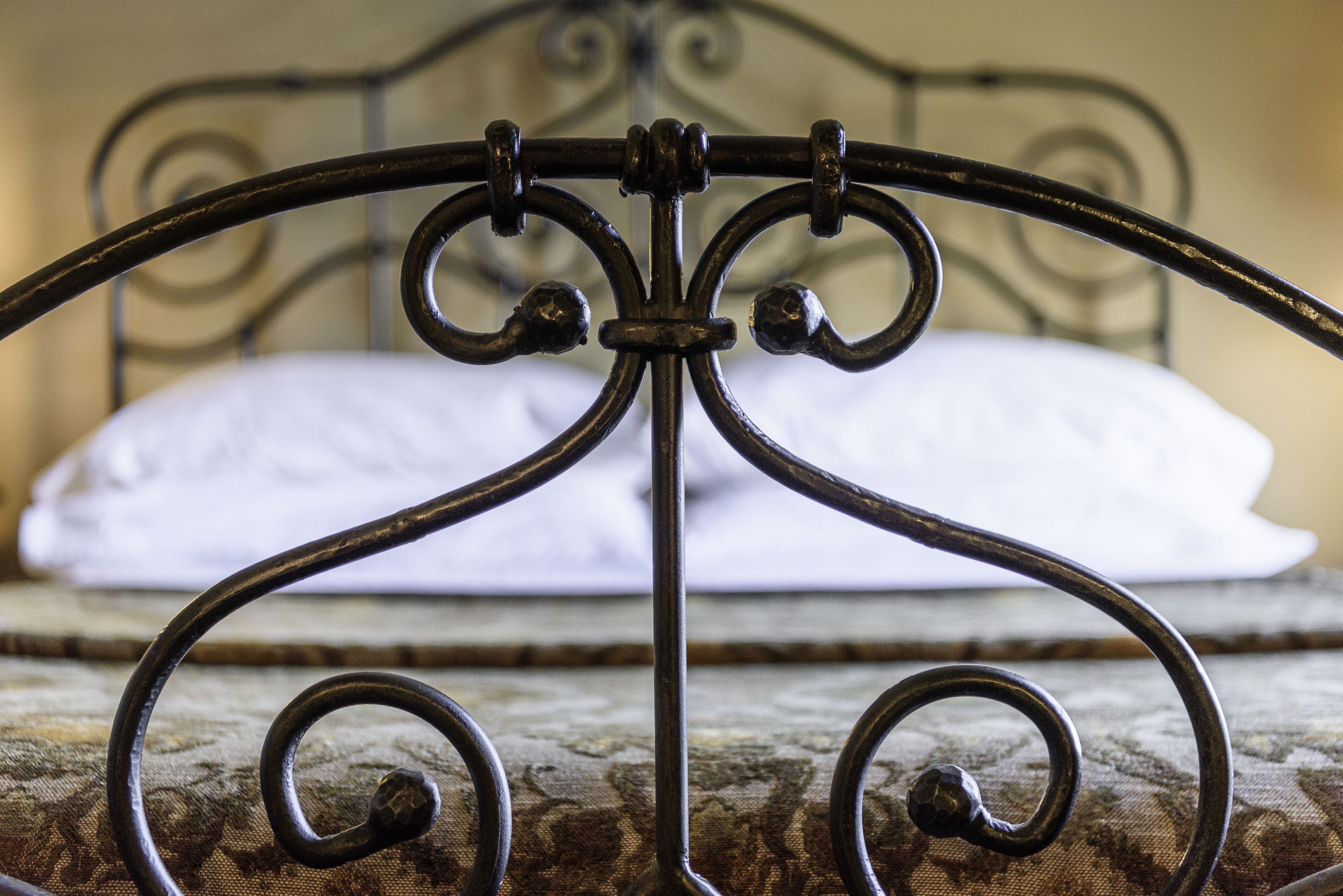 deluxe room, 1 queen bed | 1 bedroom, desk, iron/ironing board, free wifi