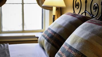 Chambre Deluxe, 1 grand lit | Bureau, fer et planche à repasser, Wi-Fi gratuit, draps fournis