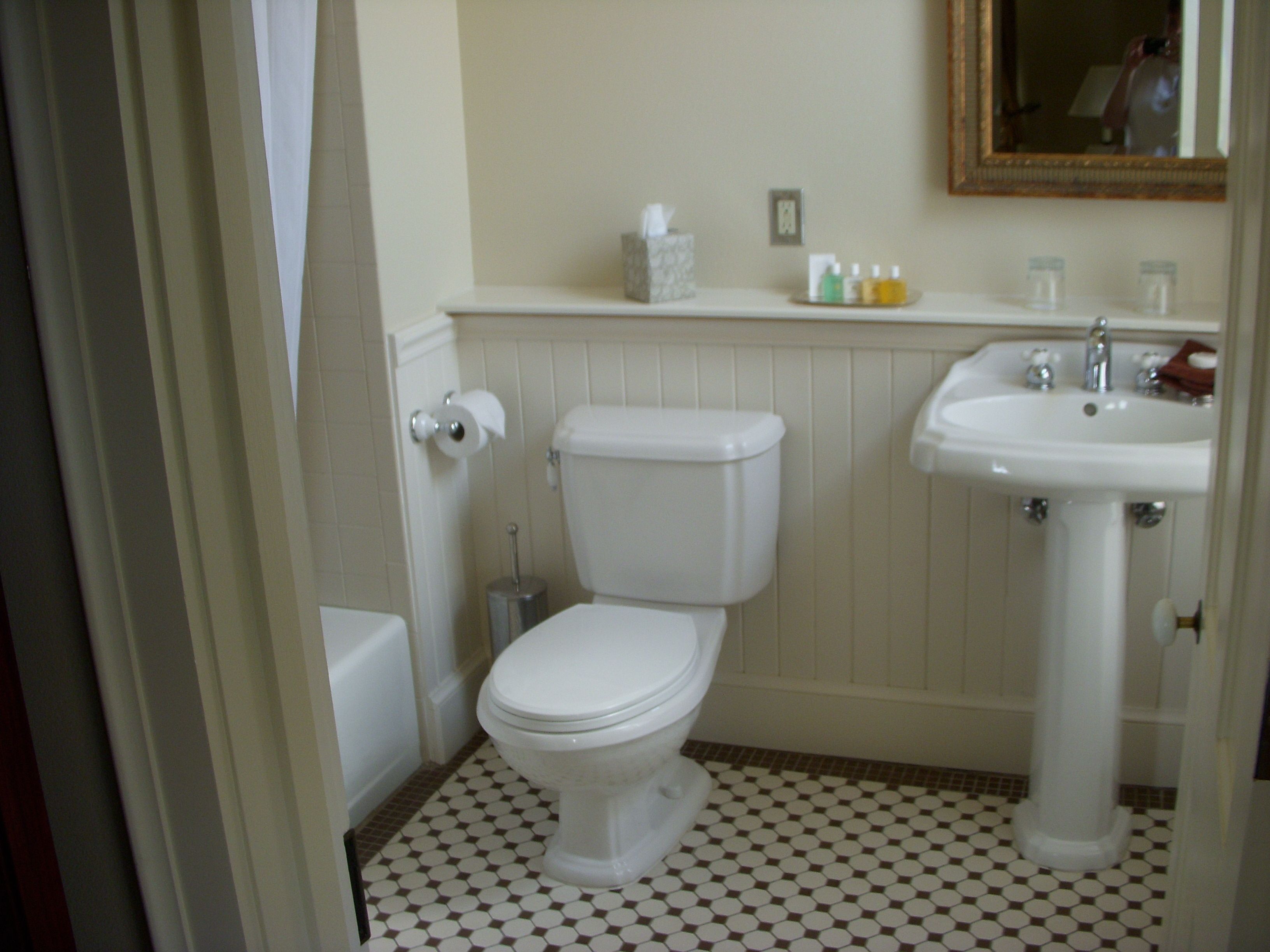 junior room, 1 queen bed | bathroom | combined shower/bathtub, hair dryer, towels