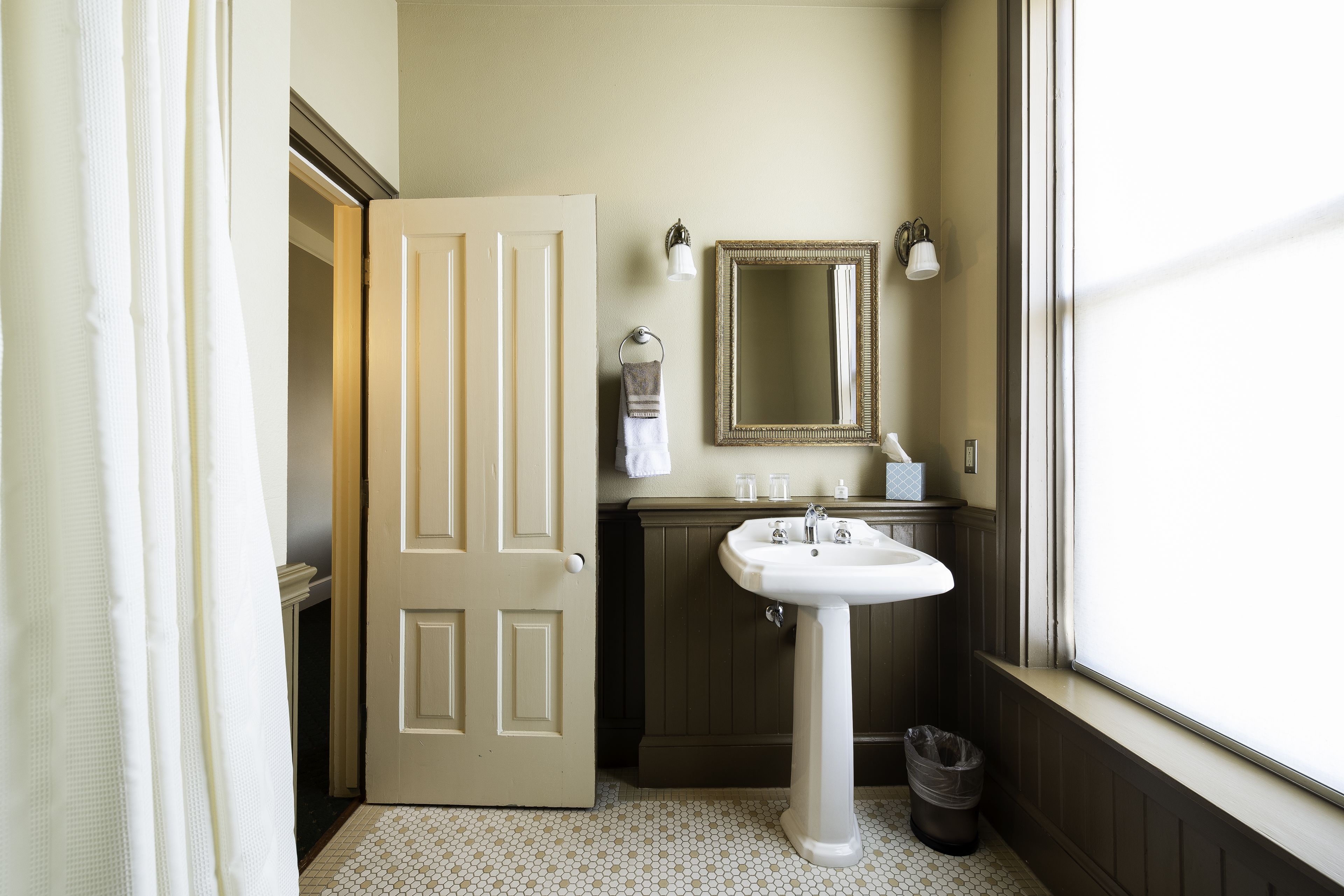 deluxe room, 1 queen bed | bathroom | combined shower/bathtub, hair dryer, towels