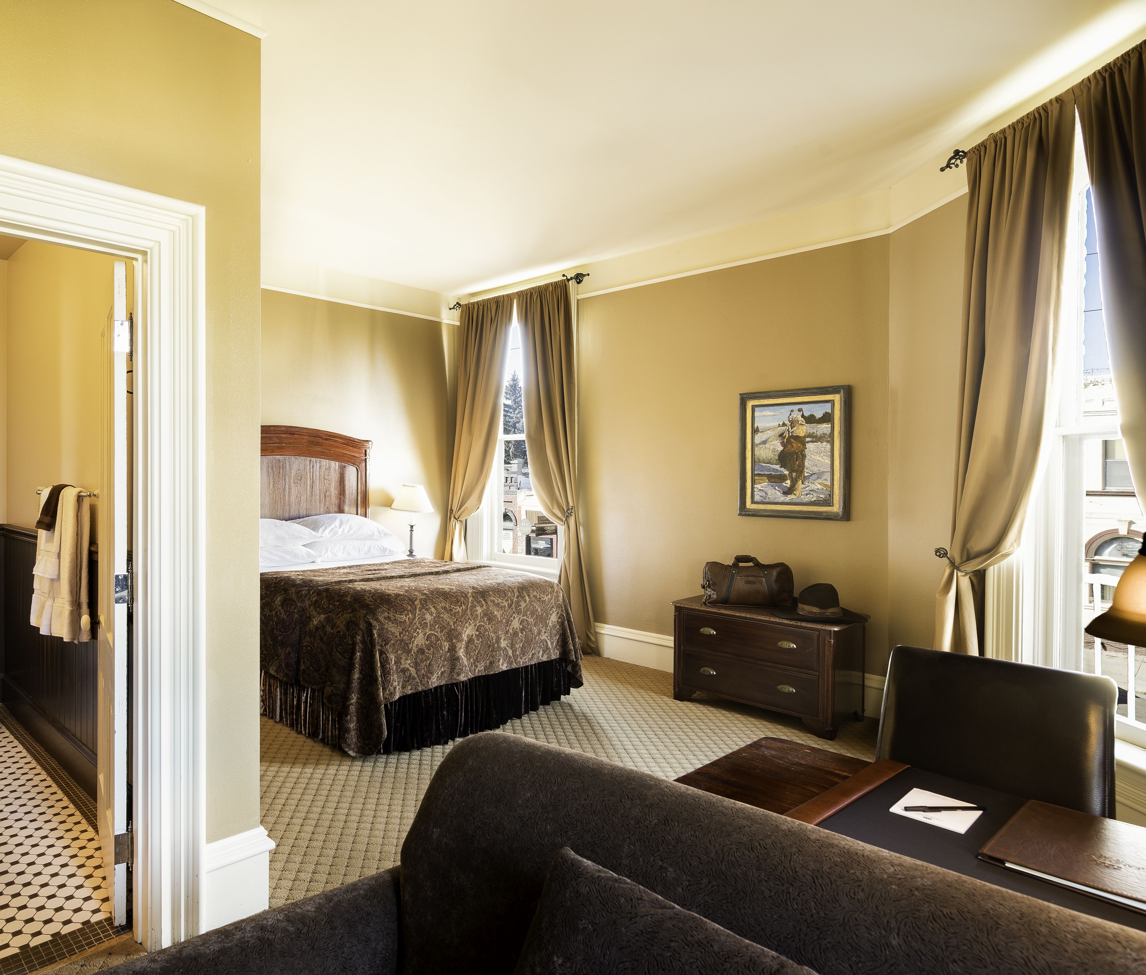 junior room, 1 queen bed | 1 bedroom, desk, iron/ironing board, free wifi