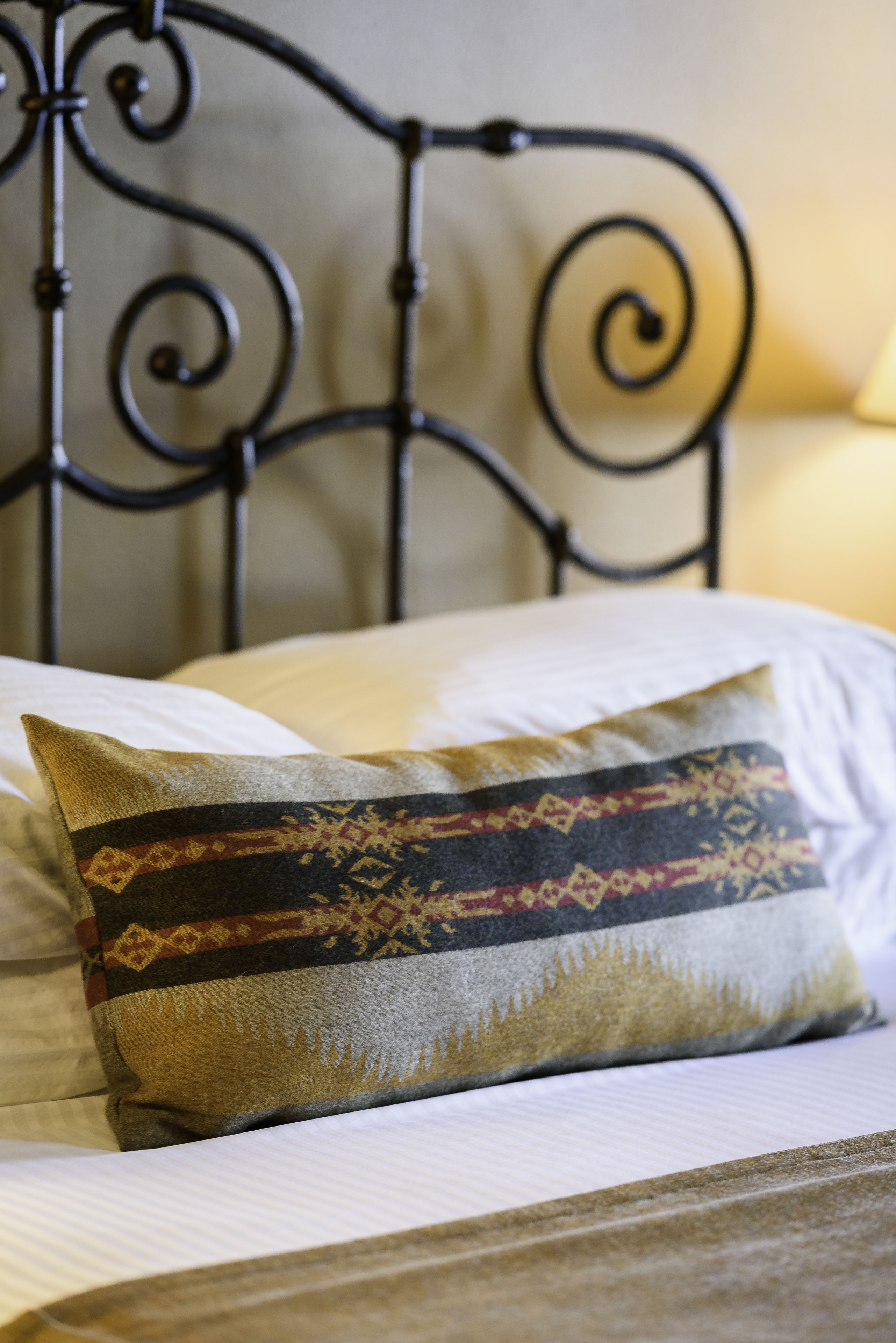 junior room, 1 queen bed | 1 bedroom, desk, iron/ironing board, free wifi