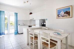 Suite, 1 habitación | Cocineta privada | Refrigerador, parrilla de estufa, cafetera y tetera y tetera eléctrica 