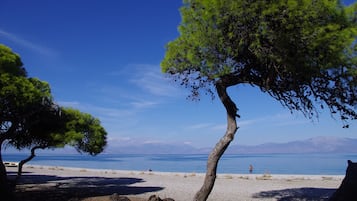 Parasols, yoga sur la plage