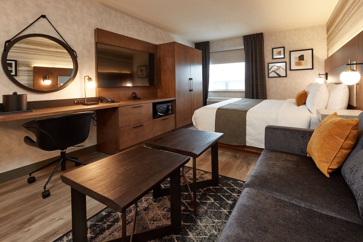 1 bedroom, premium bedding, in-room safe, desk