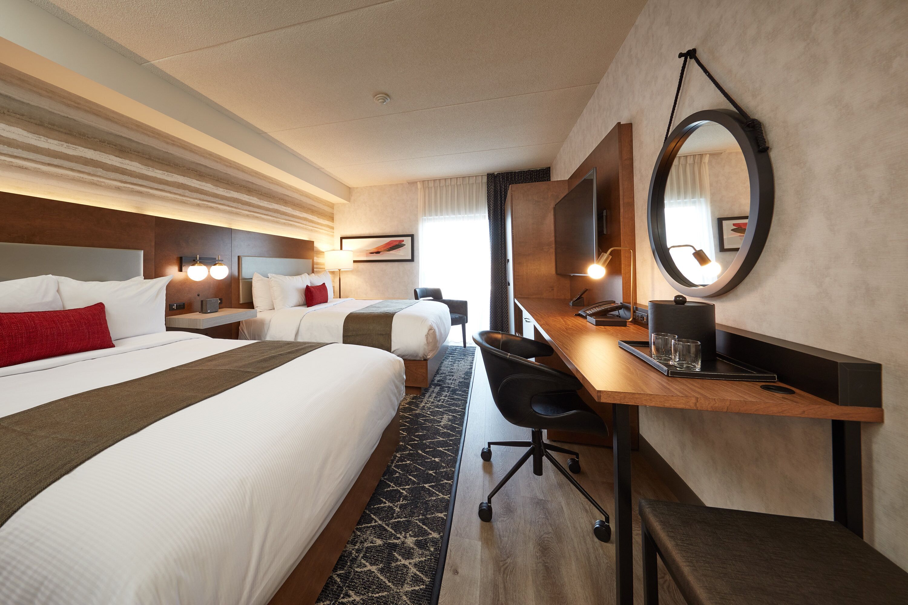 高档床上用品、客房内保险箱、办公桌、遮光窗帘