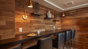 Bar-salon dans le hall