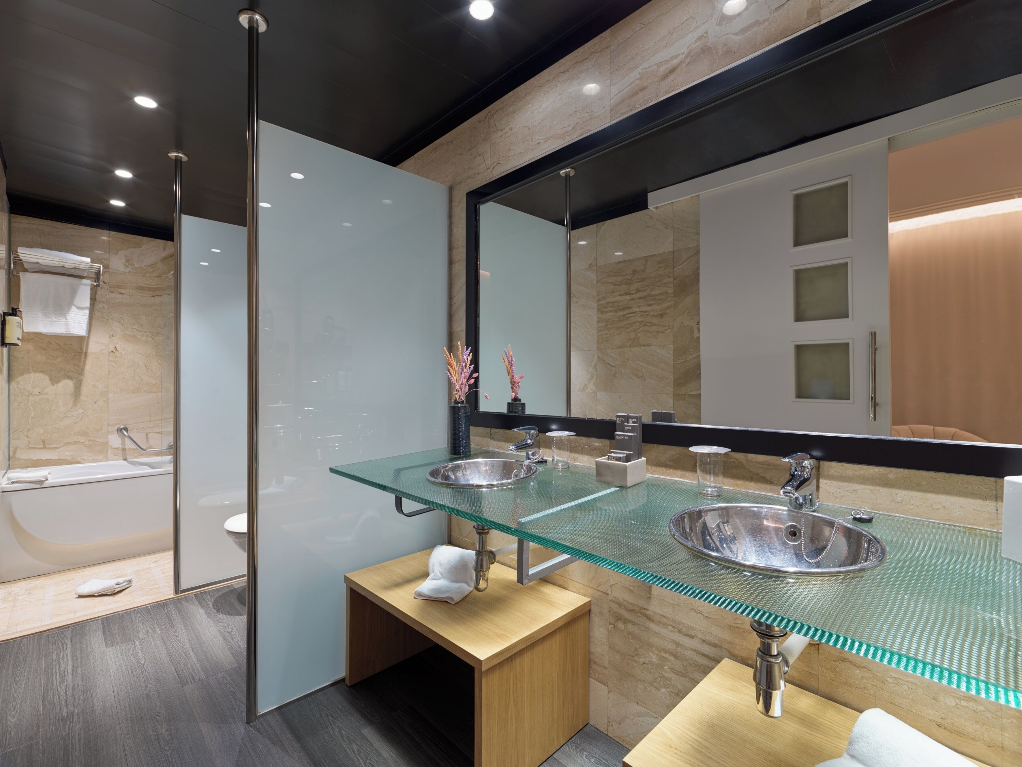 combined shower/bathtub, eco-friendly toiletries, hair dryer, bidet