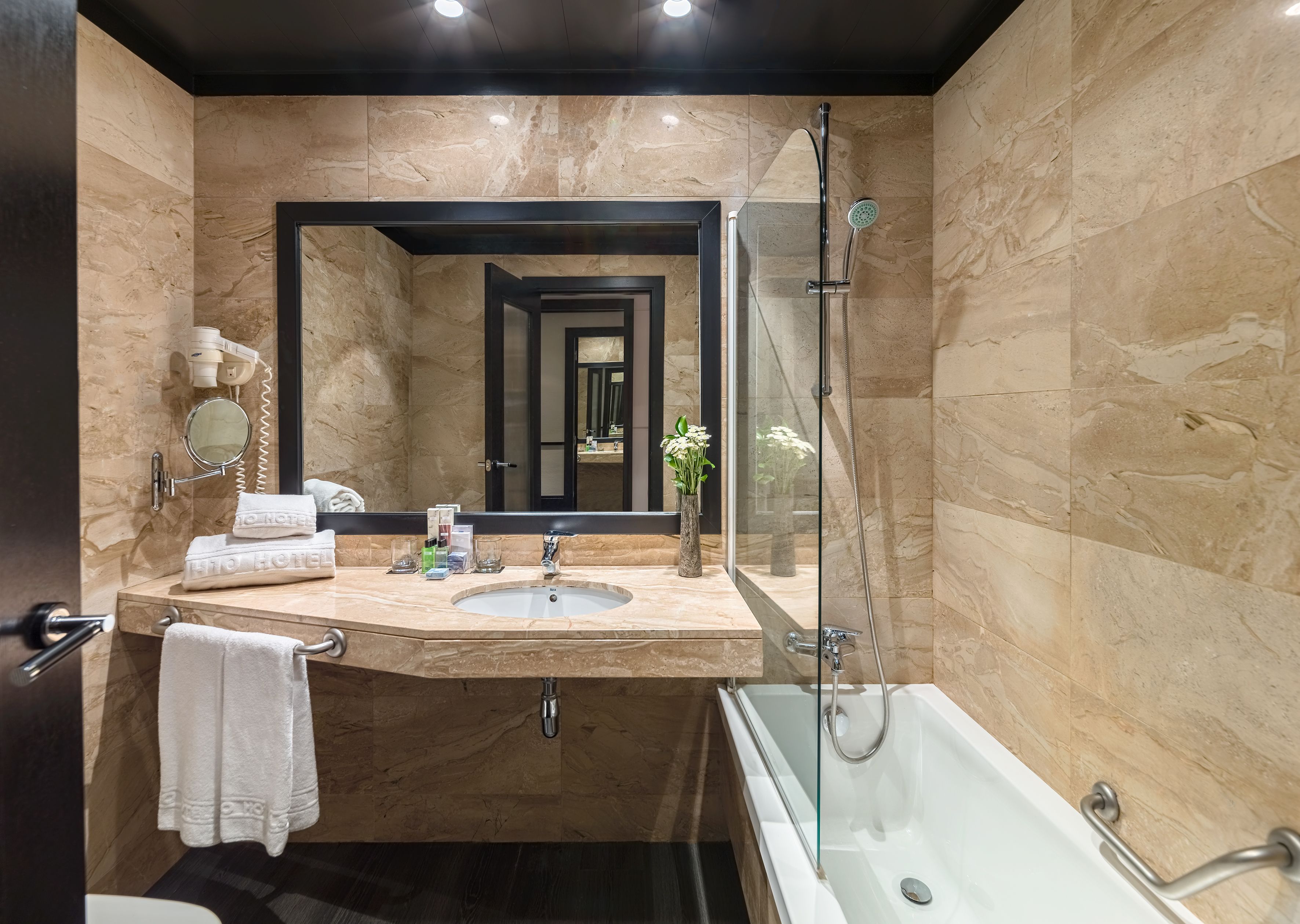 combined shower/bathtub, eco-friendly toiletries, hair dryer, bidet