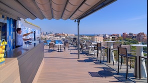 Bar au bord de la piscine