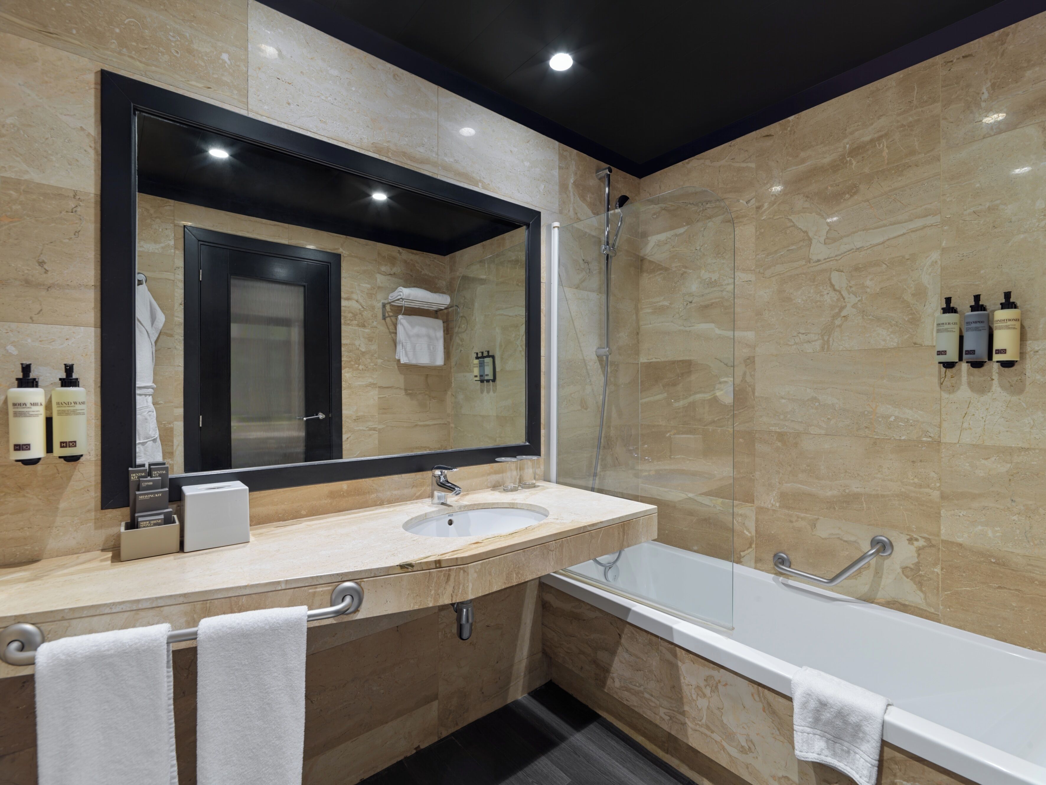 combined shower/bathtub, eco-friendly toiletries, hair dryer, bidet