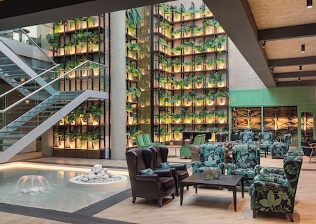 Smart TV 49 polegadas com canais digitais, serviços de streaming. H10 Marina Barcelona