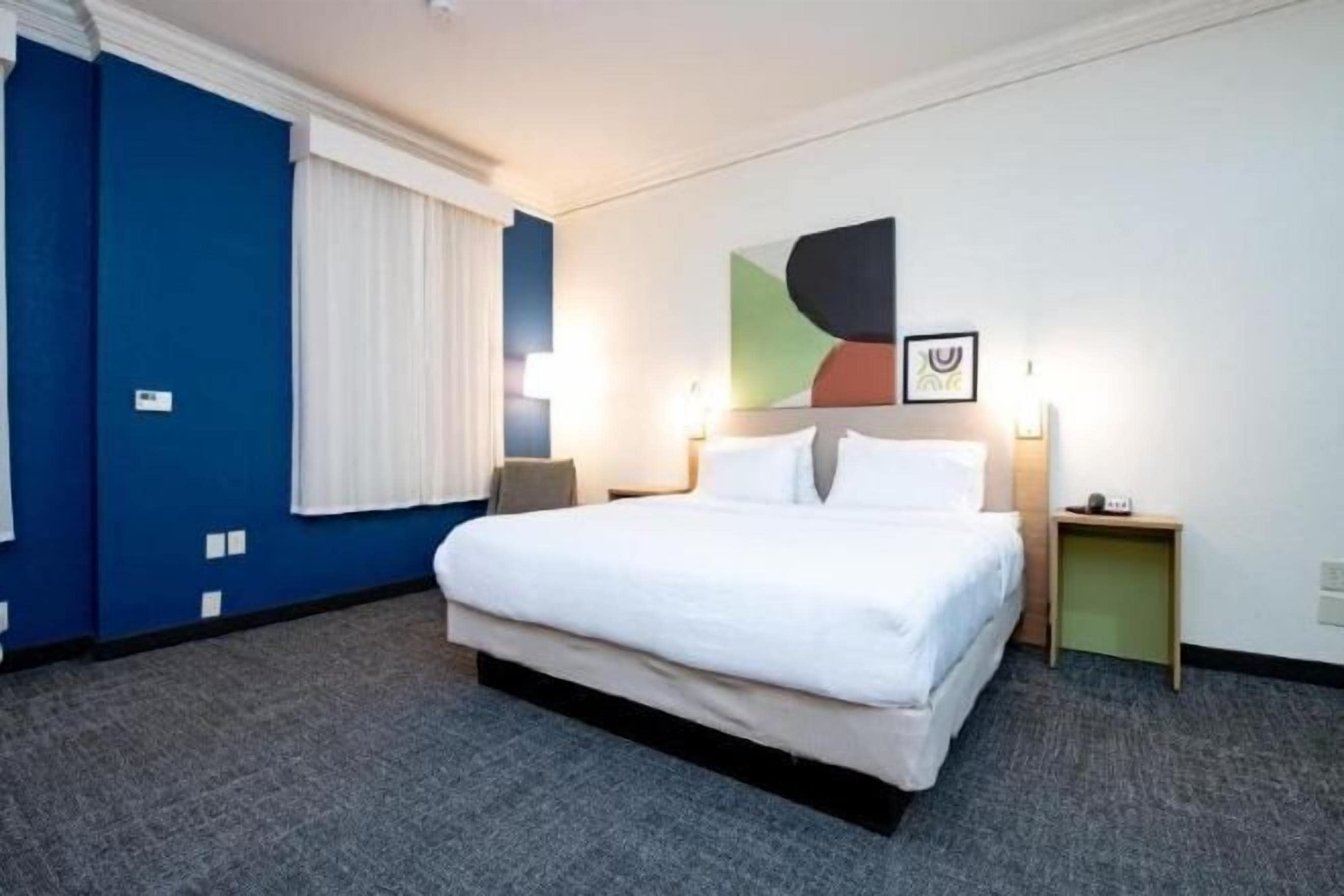 Ropa de cama de alta calidad, camas con efecto memoria y escritorio 