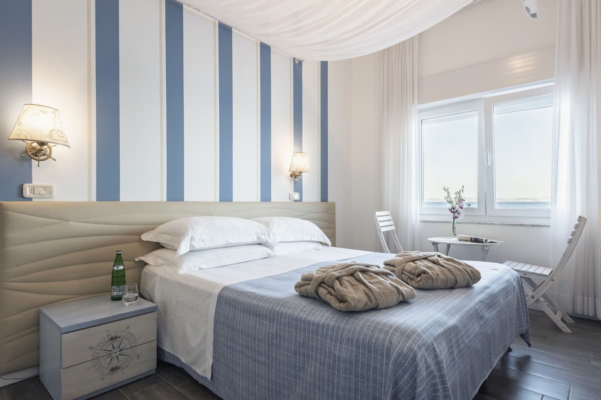 Deluxe dubbelrum eller tvÄbÀddsrum - havsutsikt | 1 sovrum, sÀngtillbehör av högsta kvalitet, duntÀcken och minibar