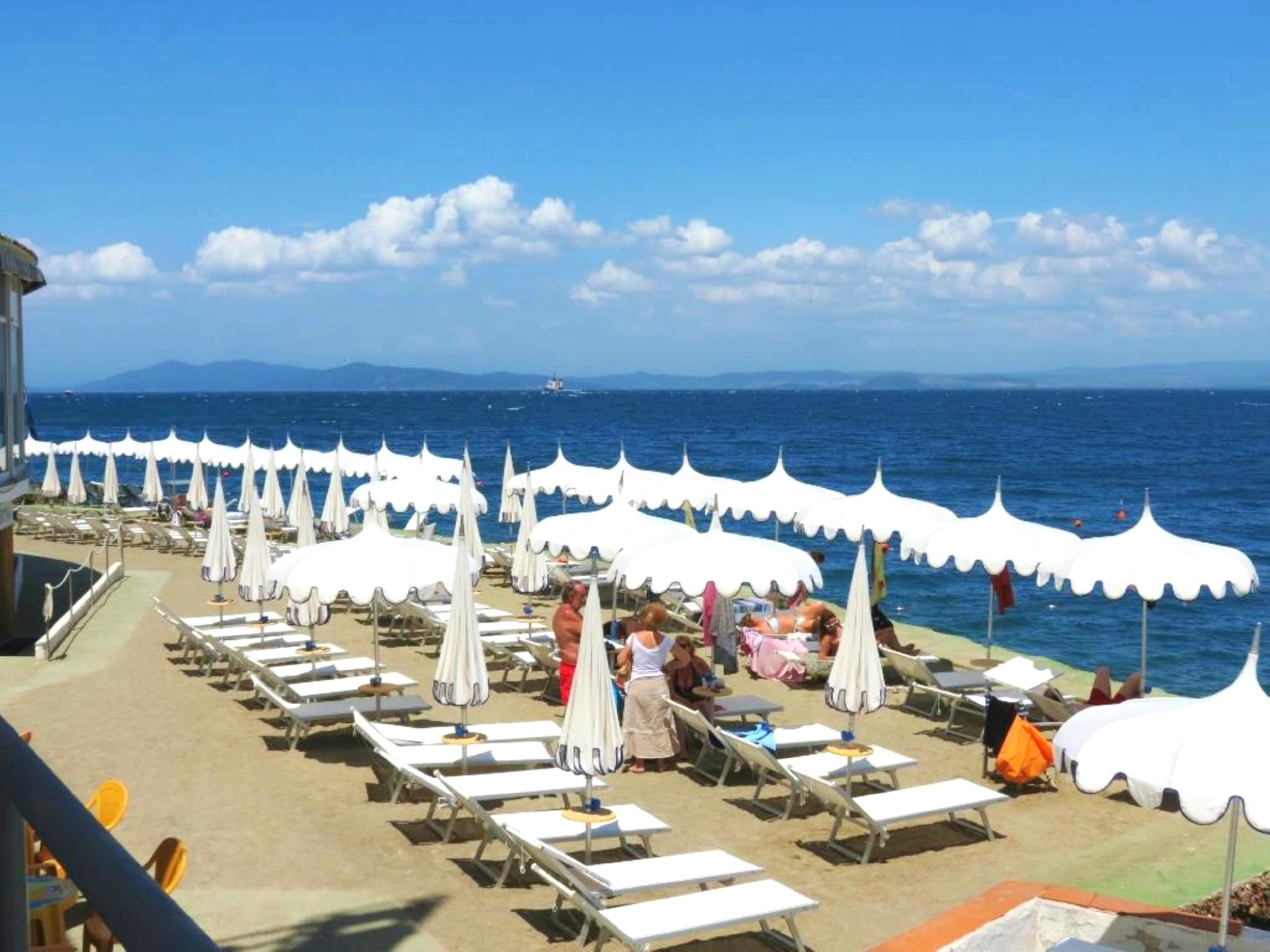Plage privée, chaises longues, parasols, plongée sous-marine