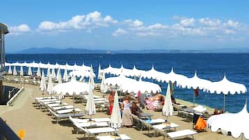 Plage privée, chaises longues, parasols, plongée sous-marine